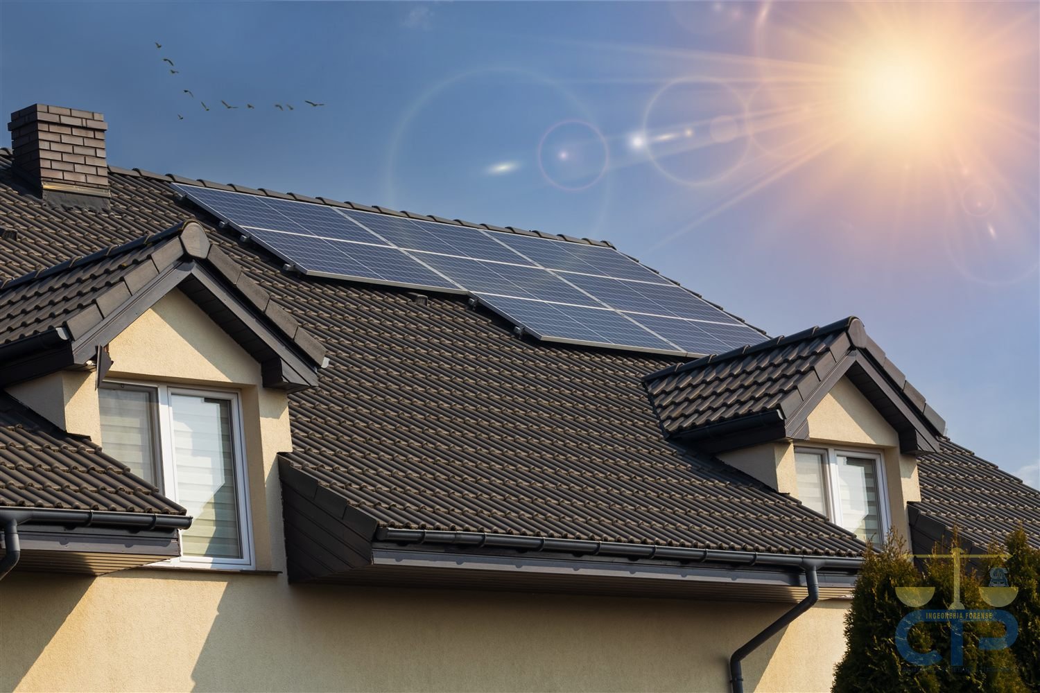 Pannelli fotovoltaici installati sulla copertura di un edificio